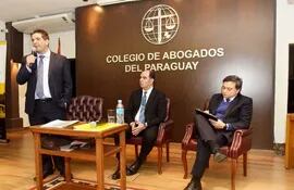 claudio-bacchetta-hace-su-exposicion-ante-el-titular-del-colegio-de-abogados-ruben-galeano-c-y-adrian-salas--233856000000-1749038.jpg