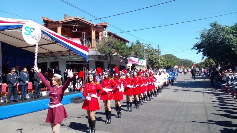 Las chiroleras del Colegio González de Santa Cruz se vistieron con los colores rojo, blanco, y azul.
