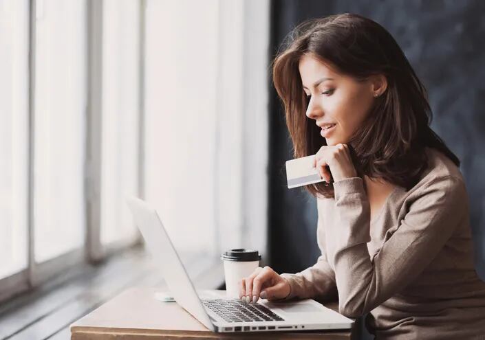Una mujer realiza compras en línea en su laptop.