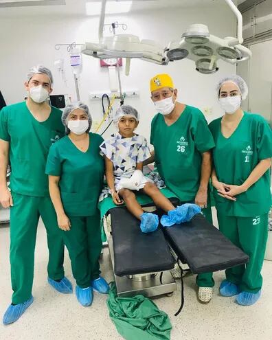 El pequeño Marcelo, luego de su exitosa cirugía, junto al doctor Jesús Marín y el resto del equipo médico que lo asistió.