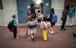 Padres e hijos llegan a la escuela primaria Jules Julien en Toulouse, sur de Francia, el 22 de junio de 2020 luego de la reapertura de las escuelas mientras Francia alivia las medidas de cierre adoptadas para frenar la propagación del COVID-19