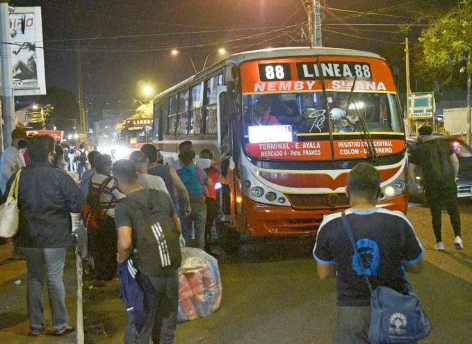 Ciudadanos viajan hacinados en buses por las “reguladas”.