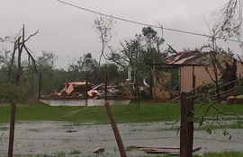Cerca de las 17:59 de este sábado una vivienda fue derrumbada tras el fuerte temporal que azotó al distrito de Caraguatay