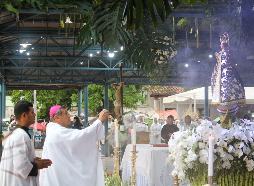 Mons. Ricardo Valenzuela - Obispo de Caacupé en la solemne misa vespertina. Foto extraída de Twitter.