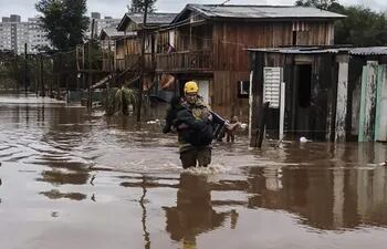 Fotografía cedida por el Cuerpo de Bomberos de Río Grande de las labores de rescate de personas tras el paso de un ciclón, en Passo Fundo (Brasil).