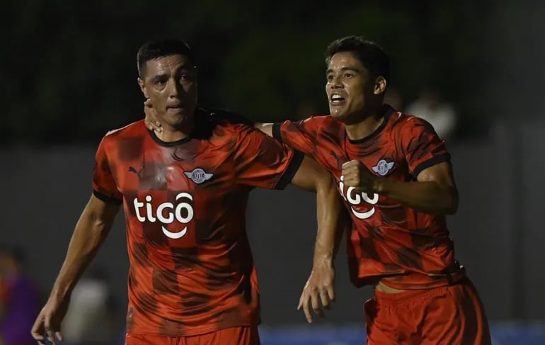 Óscar Cardozo y Lorenzo Melgarejo, festejando el segundo gol de Libertad ante Trinidense.