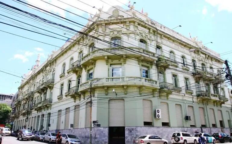 Un total de 18 funcionarios incorporó el Ministerio de Hacienda para “reponer bajas” de años anteriores.