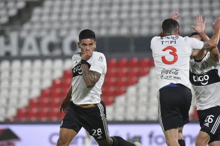 Festejo de Jorge Recalde tras el gol que marcó para Olimpia ante Cerro Porteño en la semifinal del torneo.