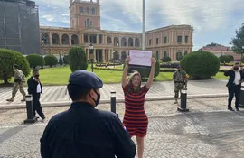 Protesta realizada días atrás por la diputada Kattya González, exigiendo la promulgación de la Ley de Uso de los fondos sociales de las Binacionales para la pandemia.