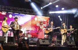 Clari Luz, la pequeña cantante de José Fassardi, conquistó al publico caazapeño.