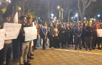 Estudiantes de la UNP se movilizaron en la ciudad de Pilar, exigiendo la derogación de la Ley Hambre Cero.