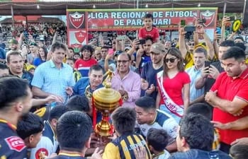 Los jugadores de Sudamérica reciben el título de campeón 2023 de la Liga Regional de Fútbol de Paraguarí.