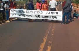 Manifestación sobre el puente Curuguaty'y exigiendo construcción de viviendas.