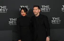 El delantero de Argentina y Paris Saint-Germain Lionel Messi (derecha) y su esposa Antonela Roccuzzo posan a su llegada para asistir a la ceremonia de los Best FIFA Football Awards 2022 en París el 27 de febrero de 2023.
