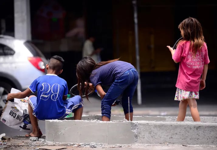 Niños en situación de calle sobre Eusebio Ayala y 22 de Setiembre, ayer al mediodía.
