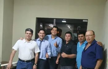 Los referentes liberales Julio Riquelme, Orlando Paiva, Richar López, Leonardo Roa, Efraín Báez (vicepresidente de comité 1) y Víctor Núñez. (Foto archivo).