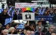 Miembros de organizaciones ortodoxas griegas protestan contra el proyecto de legalizar el matrimonio homosexual, el pasado domingo en Atenas.