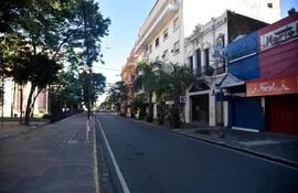 La calle Palma, sin viandantes y silenciosa en este Jueves Santo pandémico.