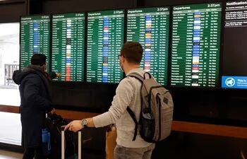 Pasajeros se informan sobre la cancelación de vuelos en el aeropuerto de San Francisco. (EFE)