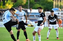 El defensor de Guaireña, Aquilino Giménez, despeja el balón ante la presión de Iván Torres.
