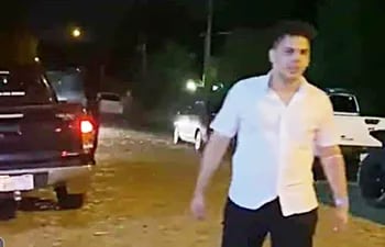Captura del video que se viralizó en redes sociales, en el que se ve a un joven en aparente ebriedad o bajo los efectos de alguna droga realizar amenazas, golpeándose a sí mismo.