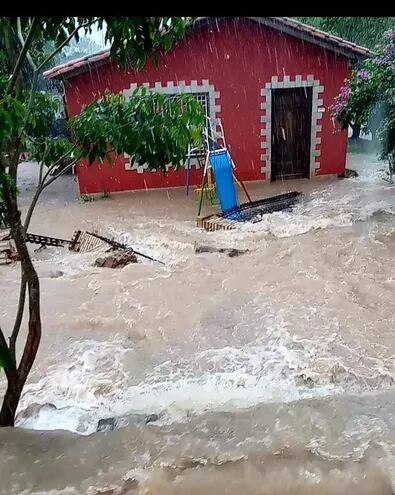Unas 15 familias damnificadas por inundación de viviendas en Caapucú.