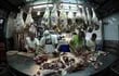 Trabajadores de una carnicería en Buenos Aires. Productores de carne argentinos responden con un paro a suspensión de  exportaciones. (JUAN MABROMATA / AFP)