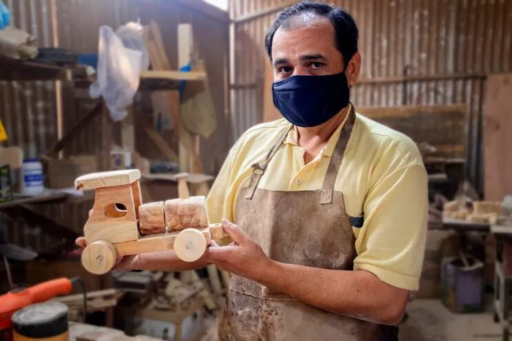 Abelardo (44) es el hombre privado de libertad que da vida a los juguetes didácticos de madera que salen desde el taller de la Unidad Penitenciaria Industrial Esperanza (UPIE).