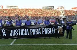 reporteros-graficos-paraguayos-despliegan-el-cartel-que-dice-justicia-para-pablo-en-el-estadio-defensores-del-chaco-veinte-minutos-antes-del-part-220820000000-1153459.jpg
