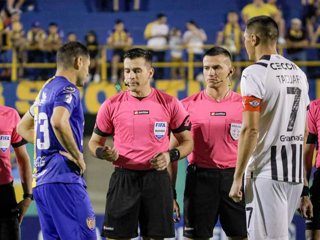 El árbitro Derlis López (c) realiza el sorteo en la previa de Sportivo Luqueño y Libertad en el Feliciano Cáceres por la decimocuarta jornada del torneo Apertura 2023 del fútbol paraguayo.