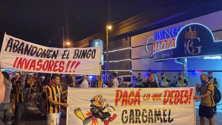 Hinchas de Guaraní se manifestaron contra empresa ligada al diputado Yamil Esgaib.