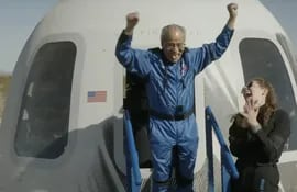 Ed Dwight celebrando mientras sale de la cápsula de la tripulación Mission NS-25, al aterrizar cerca de la base de Blue Origin cerca de Van Horn, Texas.