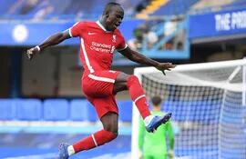 El extremo senegalés Sadio Mané (28 años) anotó ayer los goles de  victoria del   campeón defensor Liverpool contra  Chelsea en Londres, por la Premier League.