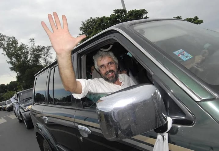 Fidel Zavala, festejando su liberación.