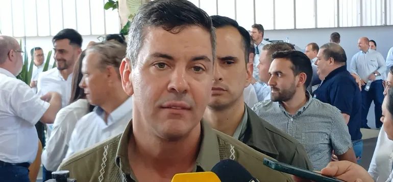 El presidente Santiago Peña fue abordado por la prensa durante una visita a la ciudad de Hernandarias.