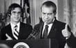 El presidente estadounidense Richard Nixon (a la derecha) durante su despedida de la Casa Blanca, el 9 de agosto de 1974.