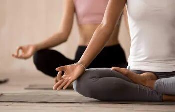 La meditación es una práctica, que se adquiere y mejora entrenando ya sea en soledad o en espacios grupales. Entre sus múltiples beneficios podemos mencionar la reducción del estrés, ya que es una invitación a “no hacer nada”.
