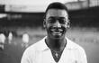 En esta foto de archivo tomada el 13 de junio de 1961, el delantero brasileño Pelé, vestido con la camiseta del Santos, sonríe antes de jugar un partido amistoso de fútbol con su club contra el club francés de "Racing", en Colombes, en las afueras de París.