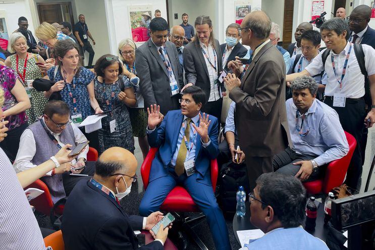 GINEBRA (SUIZA), 16/06/2022.- El ministro de Comercio de la India, Shri Piyush Goyal (c), rodeado de periodistas el 16 de junio del corriente, en la sede de la Organización Mundial del Comercio (OMC), en Ginebra (Suiza). Goyal consideró que los 164 países miembros de la OMC están muy cerca de llegar a acuerdos en los asuntos clave. EFE/ Antonio Broto