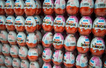 Chocolates en forma de huevos de Kinder, en Hanover, Alemania. La empresa Ferrero realiza un retiro preventivo de algunos de sus productos por presunta contaminación con salmonela.