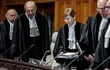 El presidente, Joan Donoghue (c), y el resto de jueces de la Corte Penal Internacional ocupan sus asientos para la audiencia sobre la acusación de genocidio contra Israel presentada por Sudáfrica el 11 de enero de 2024 en La Haya (Foto: Remko de Waal / AFP)