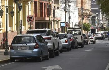 Los automovilistas,  como es habitual, violaron el Reglamento General de Tránsito y estacionaron de manera prohibida, por ejemplo en doble fila a lo largo de las calles Palma y Estrella.