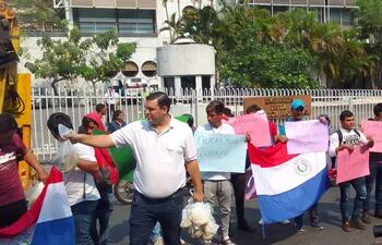 Manifestación de productores de banana paraguaya frente a la Embajada Argentina en Asunción.