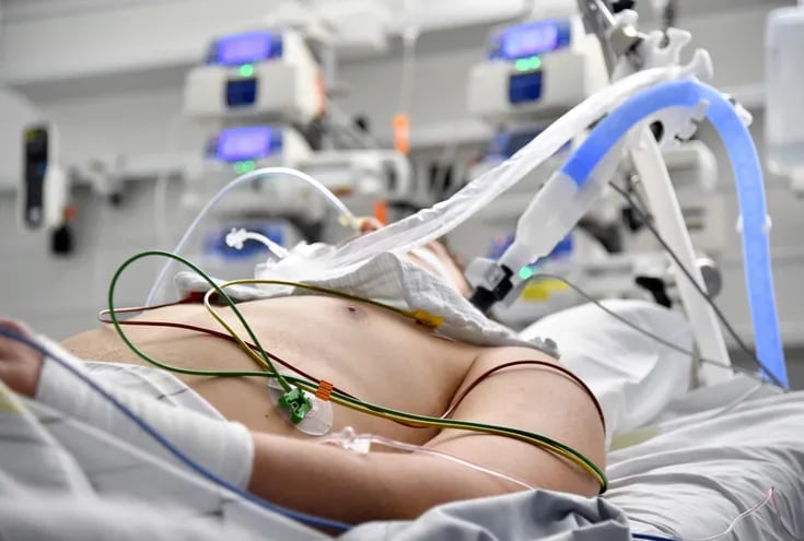Un paciente con Covid-19 conectado a equipamiento médico en una unidad de terapia intensiva en un hospital público de Salzburgo, Austria.
