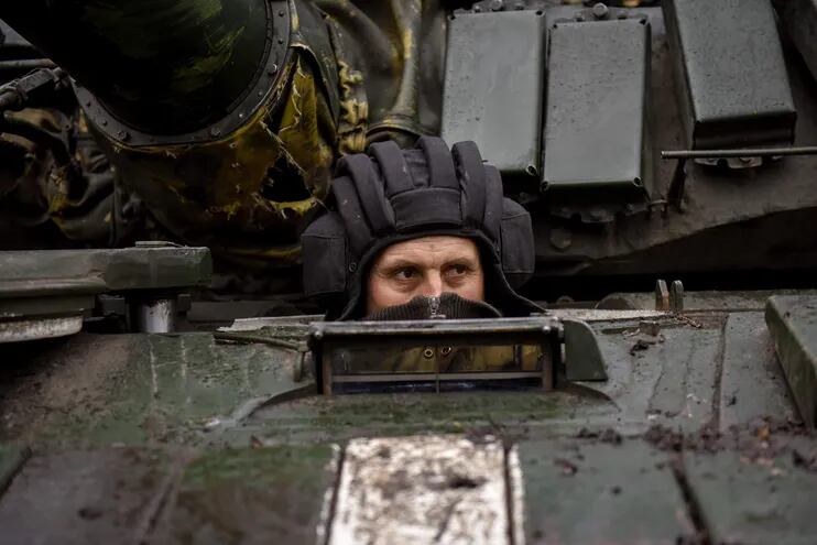 Un soldado ucraniano en un tanque, en la región de Donetsk, en el este de Ucrania.