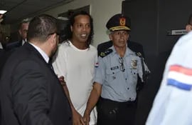 Ronaldinho llegando a Tribunales