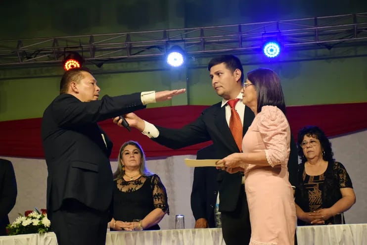Momento del juramento de Carlos Carvallo como intendente municipal de Abai.