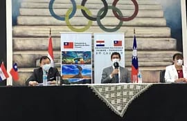 El embajador de Taiwán José Han, el rector de la universidad Carlino Velázquez y la viceministra de Educación Superior del MEC, Celeste Mancuello, participaron del lanzamiento