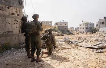 Esta fotografía publicada por el ejército israelí el 18 de abril de 2024 muestra a soldados israelíes operando en la Franja de Gaza en medio de continuas batallas entre Israel y el grupo militante palestino Hamás.