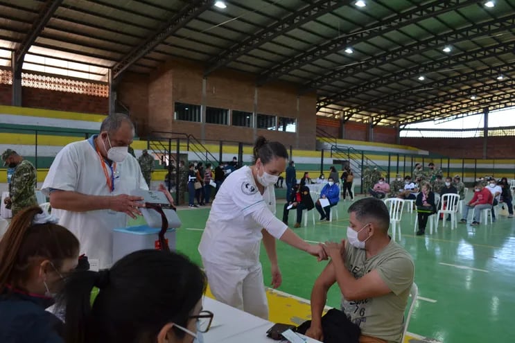 La vacunación para los peatones se realiza en el Polideportivo Municipal de San Juan Bautista, Misiones.